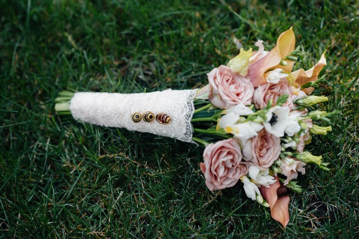 Photo beau bouquet de mariée sur l'herbe verte un jour d'été.