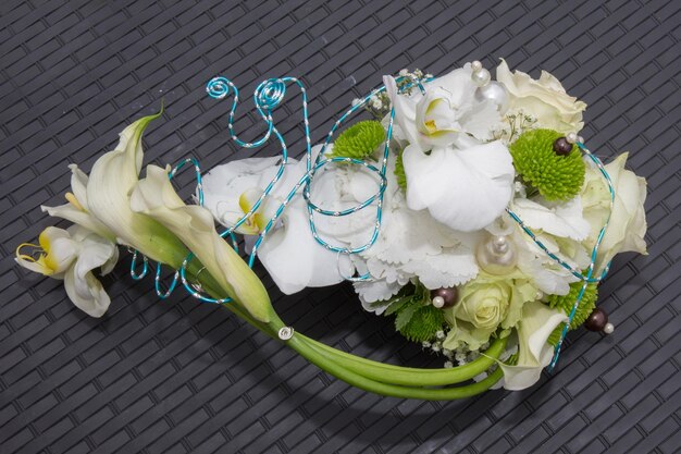 Un beau bouquet de mariée lors d'une fête de mariage