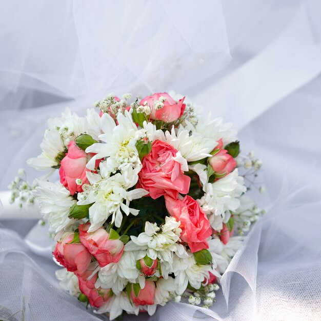 Un beau bouquet de mariée lors d'une fête de mariage