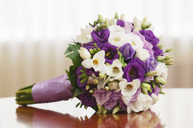 Un beau bouquet de mariée lors d'une fête de mariage