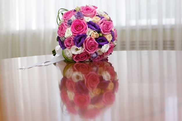 Un beau bouquet de mariée lors d'une fête de mariage