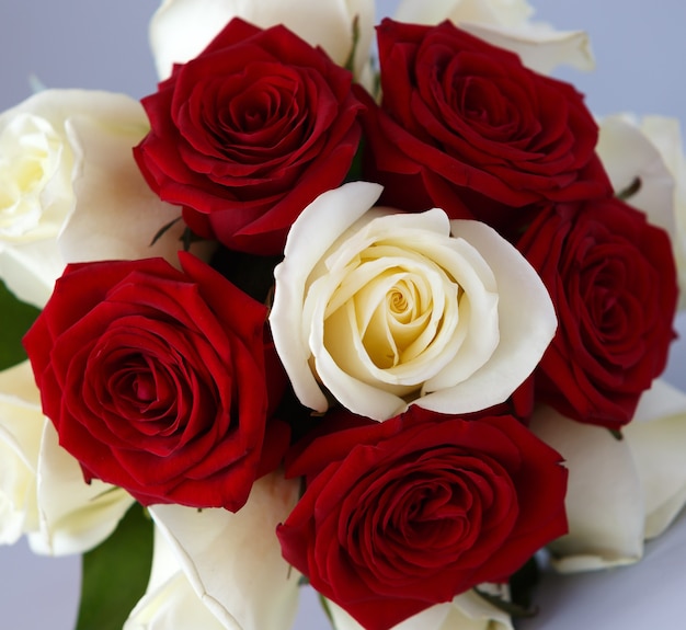 Un beau bouquet de mariée lors d'une fête de mariage