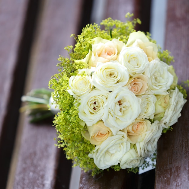 Un beau bouquet de mariée lors d'une fête de mariage