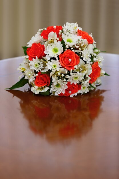 Un beau bouquet de mariée lors d'une fête de mariage