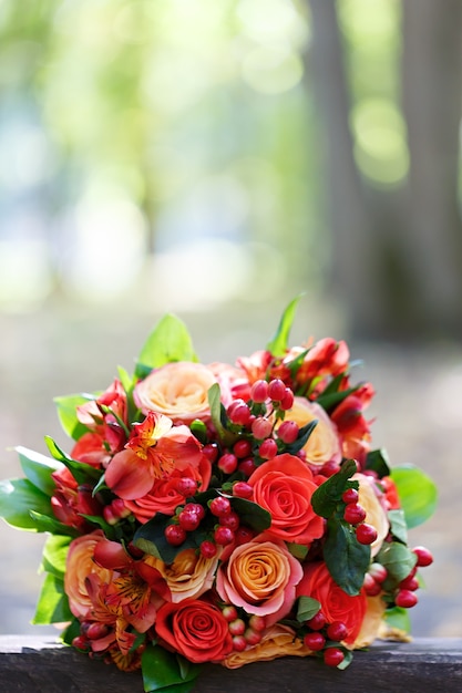 Photo un beau bouquet de mariée lors d'une fête de mariage