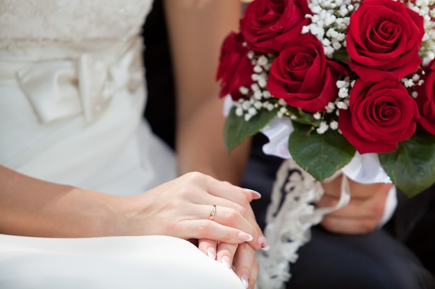 Un beau bouquet de mariée lors d'une fête de mariage