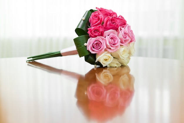 Un beau bouquet de mariée lors d'une fête de mariage