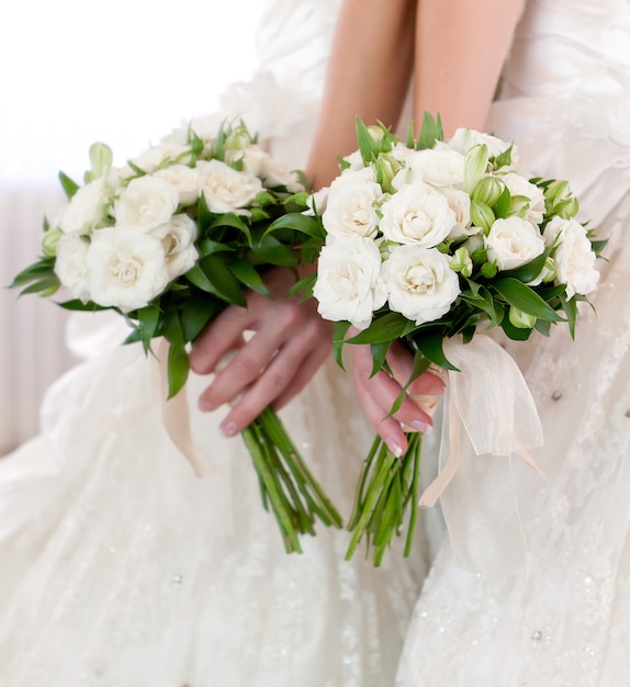 Un beau bouquet de mariée lors d'une fête de mariage