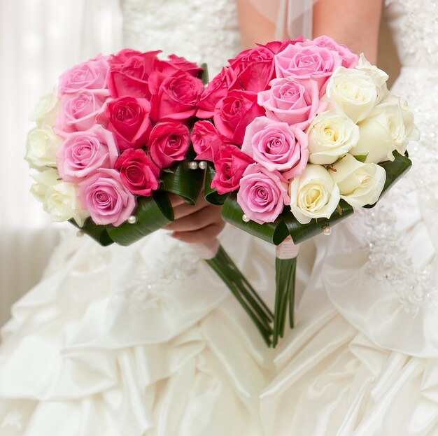 Un beau bouquet de mariée lors d'une fête de mariage