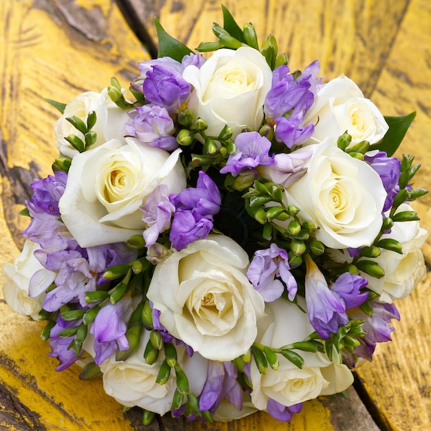 Un beau bouquet de mariée lors d'une fête de mariage