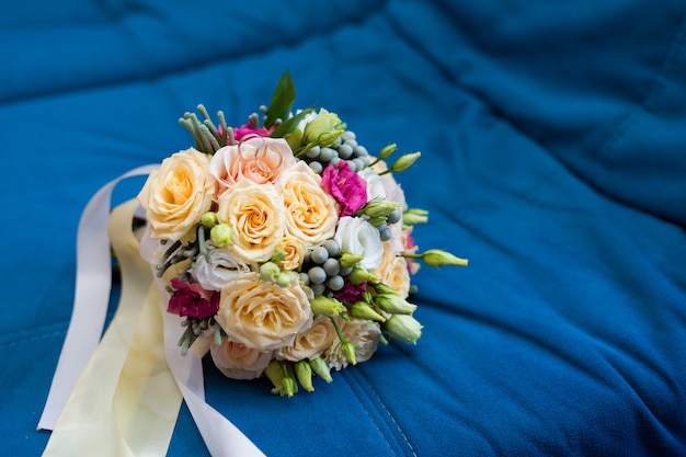 Beau bouquet de mariée lumineux avec des bagues en or