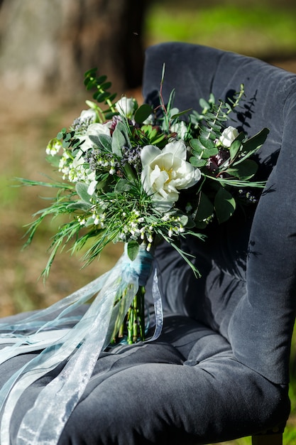 Beau bouquet de mariée luxuriant moderne