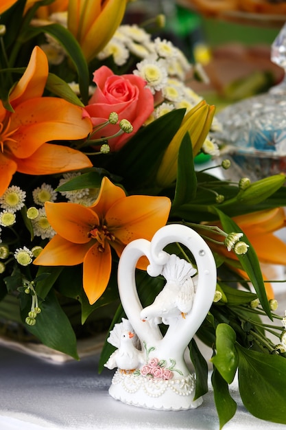 Beau bouquet de mariée de lys et de roses lors d'une fête de mariage