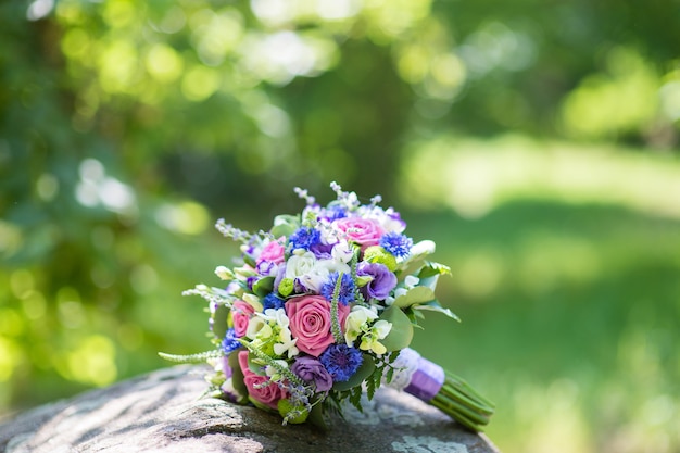 Beau bouquet de mariée de mariage de fleurs fraîches dans le parc