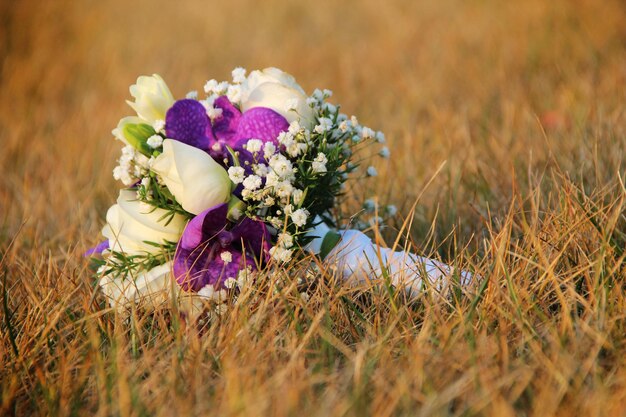 Beau bouquet de mariée de mariage de fleurs lumineuses