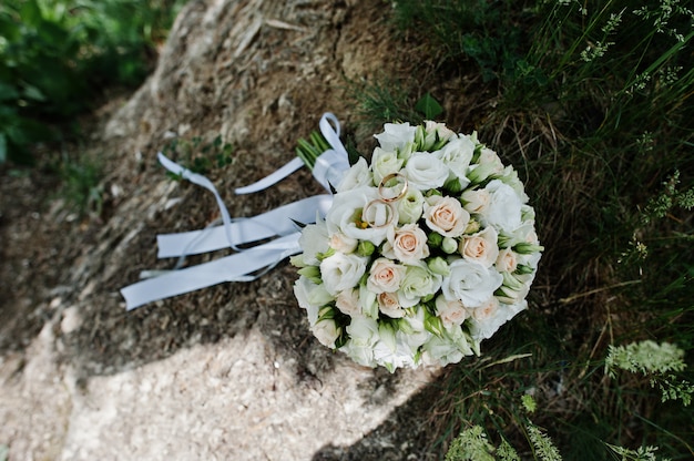 Beau bouquet de mariée moderne et élégant.