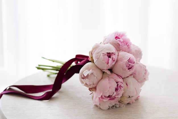 Beau bouquet de mariée de pivoines roses