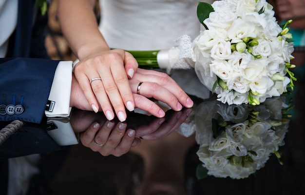 Beau bouquet de mariée posé sur la table