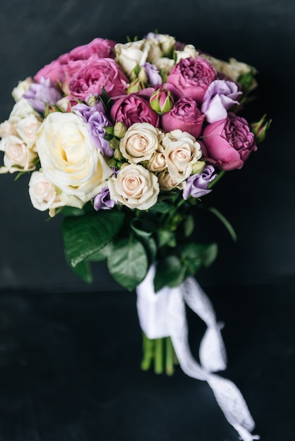 Beau bouquet de mariée pour la mariée avec des roses blanches, roses et violettes