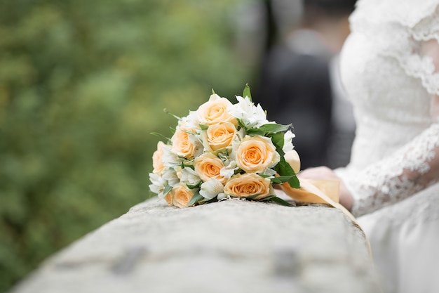 beau bouquet de mariée sur la promenade des mariés