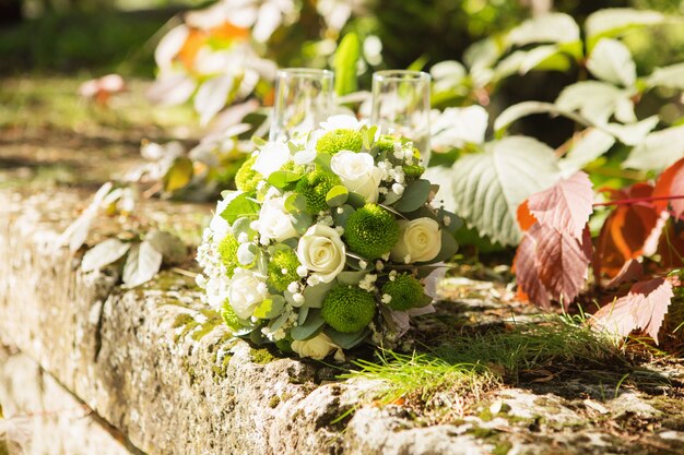 Beau bouquet de mariée avec des roses blanches et des chrysanthèmes verts