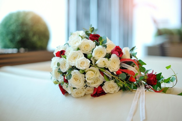 Beau bouquet de mariée de roses blanches