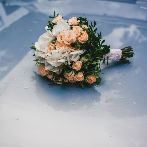 Beau bouquet de mariée avec des roses orange