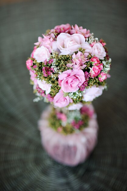 Beau bouquet de mariée de roses