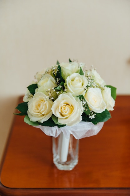 Beau bouquet de mariée sur table