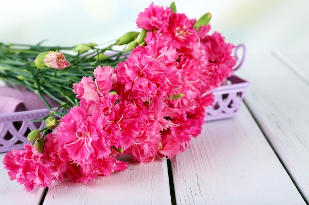 Beau bouquet d'oeillet rose sur table en bois se bouchent