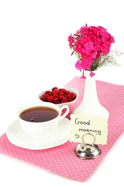 Beau bouquet de phlox avec tasse de thé isolé sur blanc