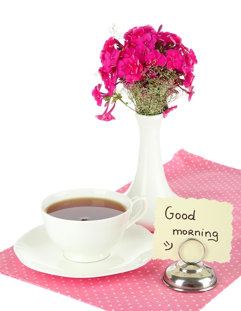 Beau bouquet de phlox avec tasse de thé isolé sur blanc