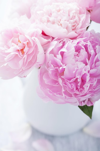 Beau bouquet de pivoine rose dans un vase