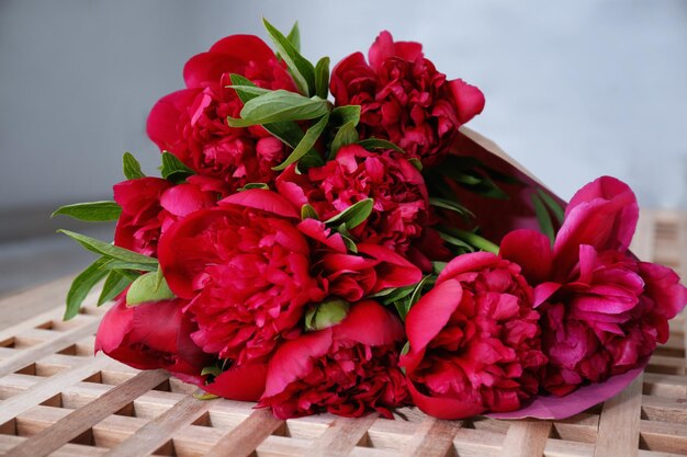 Beau bouquet de pivoines fraîches sur table