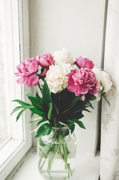 Photo beau bouquet de pivoines roses et blanches à la vieille fenêtre en bois rustique décoration florale et arrangement cueillette de fleurs campagne de nature morte rurale bonne fête des mères