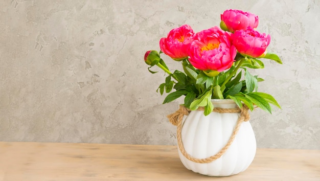 Beau bouquet de pivoines roses dans un vase