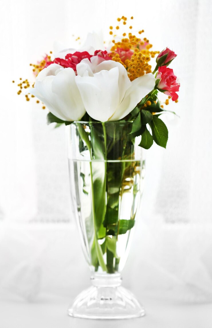 Photo beau bouquet de printemps dans un vase sur le rebord de la fenêtre