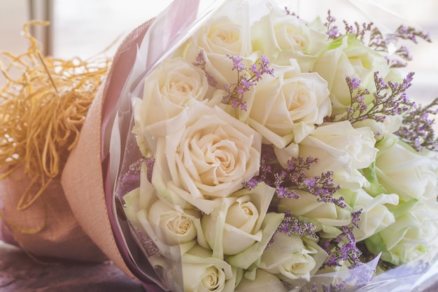 Beau bouquet de roses blanches douces