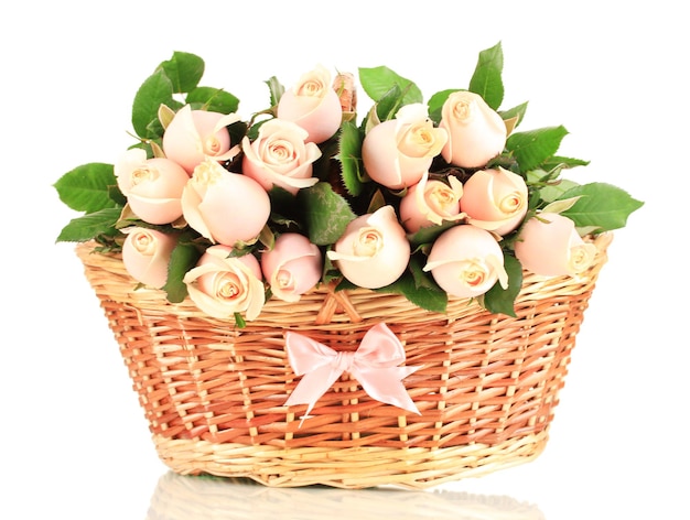 Beau bouquet de roses dans le panier, isolé sur blanc