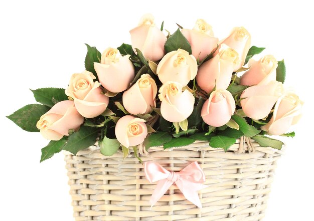 Beau bouquet de roses dans le panier, isolé sur blanc