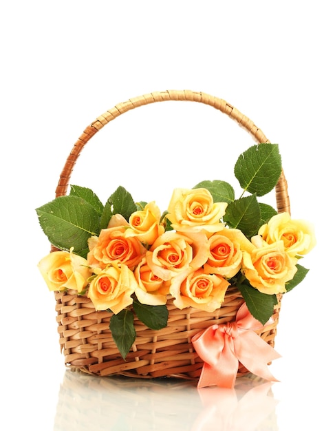 Beau bouquet de roses dans le panier, isolé sur blanc