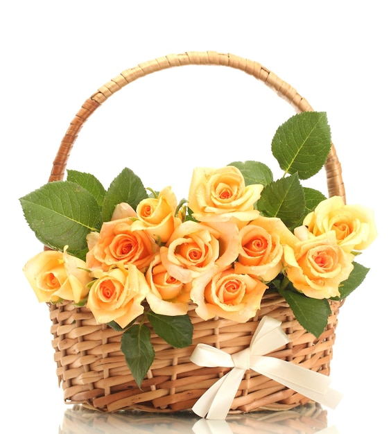 Beau bouquet de roses dans le panier isolé sur blanc