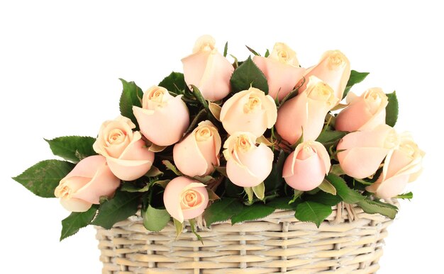 Beau bouquet de roses dans le panier isolé sur blanc