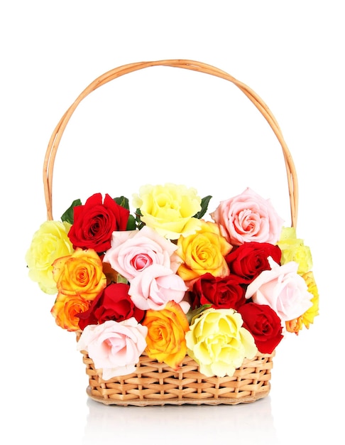 Beau bouquet de roses dans un panier en osier isolé sur blanc