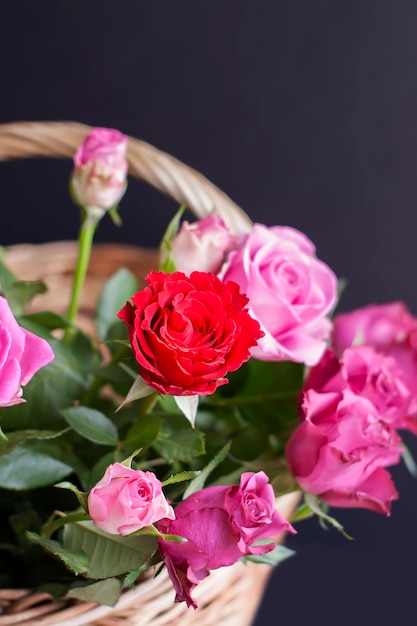 Beau bouquet de roses dans un panier en osier.