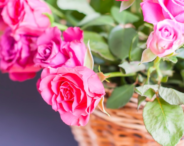 Beau bouquet de roses dans un panier en osier.