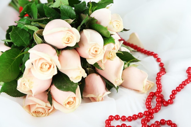 Beau bouquet de roses, sur fond clair