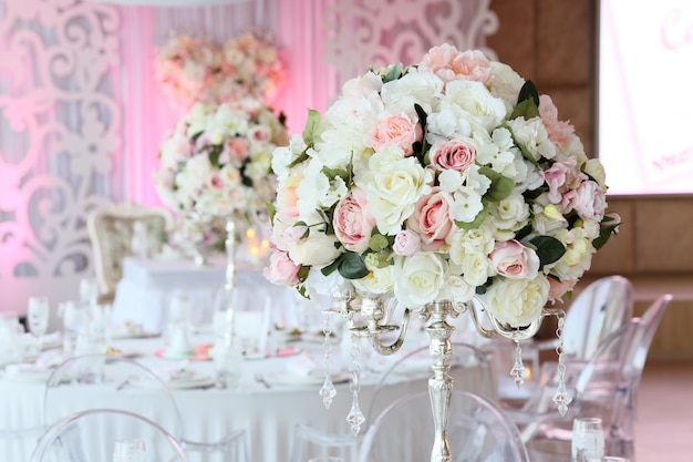 Beau bouquet de roses à l&#39;intérieur du restaurant décor de mariage