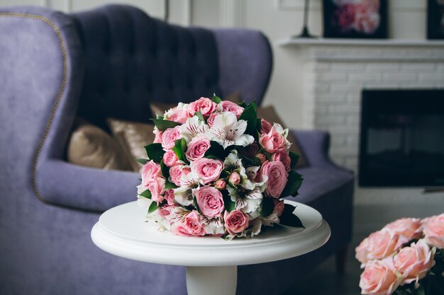 Beau bouquet de roses à l'intérieur