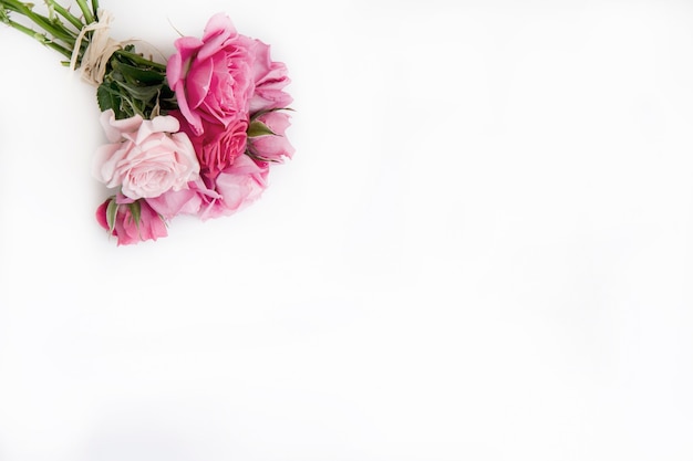 Beau bouquet de roses naturelles isolé